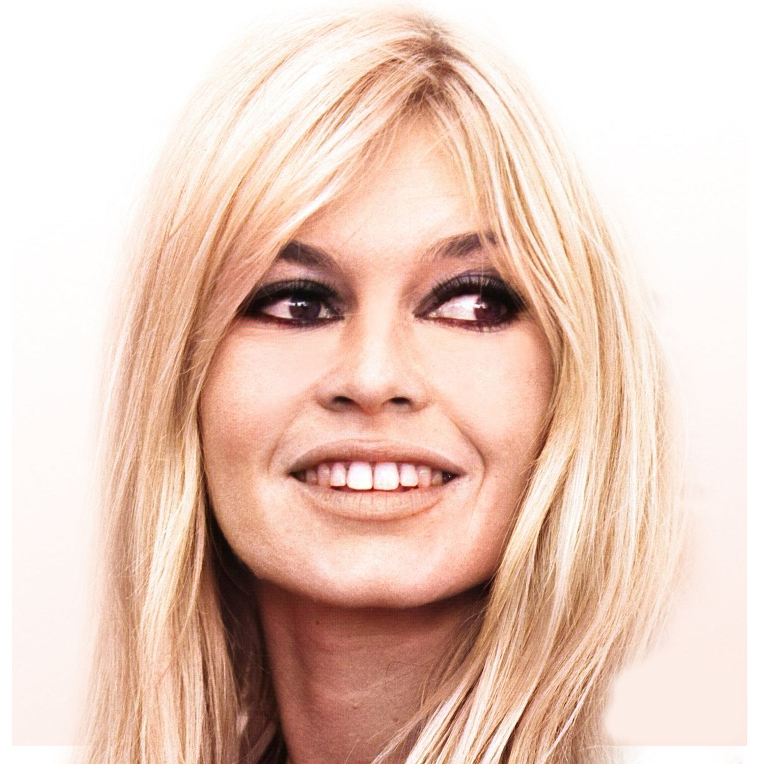 Brigitte Bardot lingerie et maillots de bain, photo officielle de Brigitte BARDOT Intimate. Visage de BB souriante en noir et blanc. Smokey eyes, yeux charbonneux de Brigitte Bardot.
